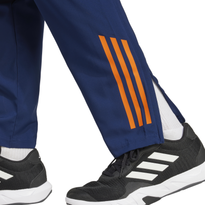 Pantalon de présentation Juventus Adidas – Coupe ajustée, poches zippées, logo officiel | IS5826